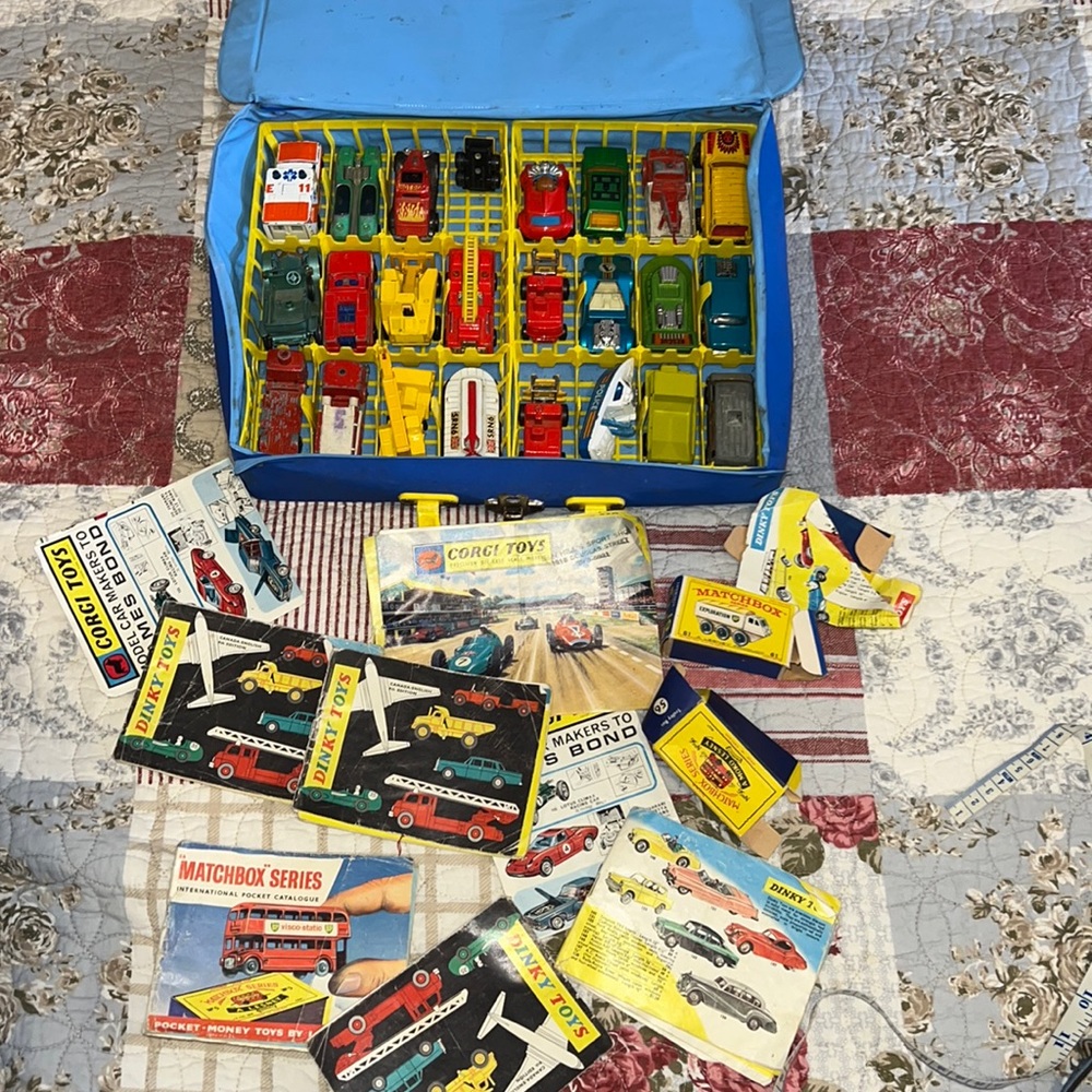 Vintage’60’s ‘70’s Lesney Matchbox case plus cars